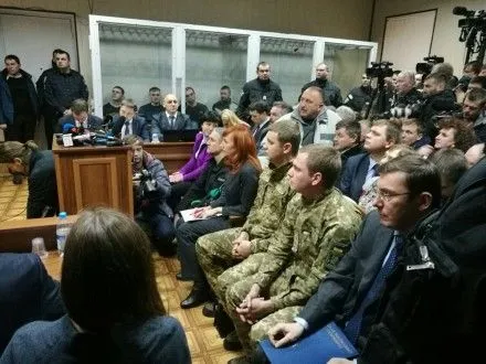 Ю.Луценко: під час оголошення підозри зв'язок з В.Януковичем був