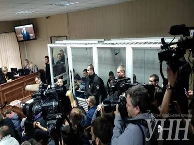 В.Янукович попросив суддю долучити до матеріалів справи три томи його доказів