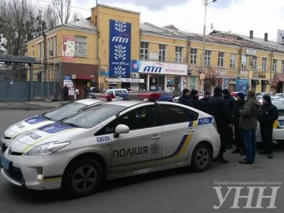К Святошинскому райсуду приехали пять автомобилей полиции