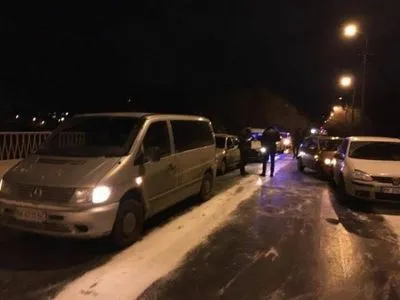 В Ровно из-за гололеда столкнулись 6 автомобилей