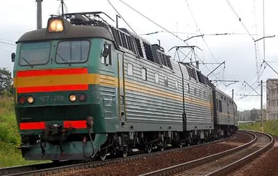 Поезд сбил автомобиль в Киевской области