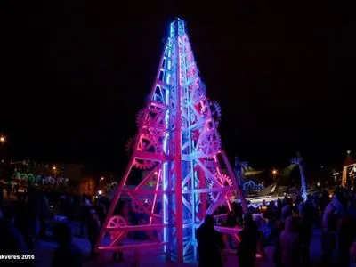 В эстонском городе Раквере установили рождественскую елку из фанеры