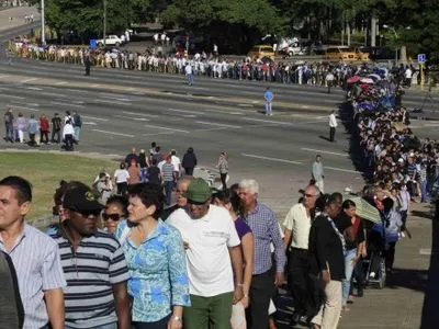 Тысячи людей выстроились в очередь, чтобы отдать дань Ф.Кастро