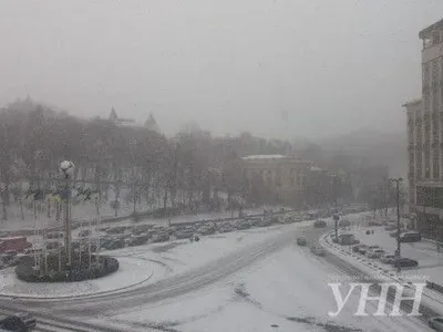 Водителей призвали пересесть на общественный транспорт из-за снегопада в Киеве