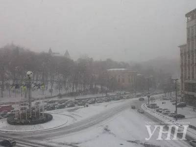 Водіїв закликали пересісти на громадський транспорт через снігопад у Києві