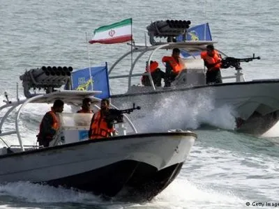 Иранский патрульный катер привел оружие на американский вертолет