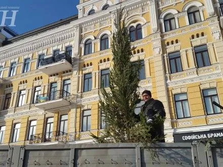 В столице начались подготовительные работы к установке главной елки страны
