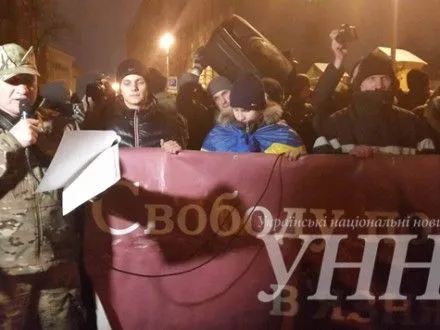 aktivisti-priyshli-pid-ap-palyat-dimovi-shashki-i-kidayut-snizhkami-u-pravookhorontsiv