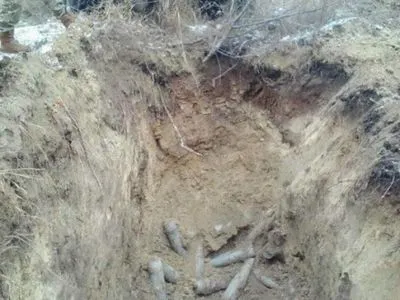 На Луганщині СБУ виявила схованку з гранатами та снарядами