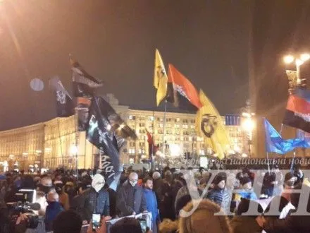 blizko-sotni-aktivistiv-u-kiyevi-skanduyuchi-revolyutsiya-rushili-do-vr