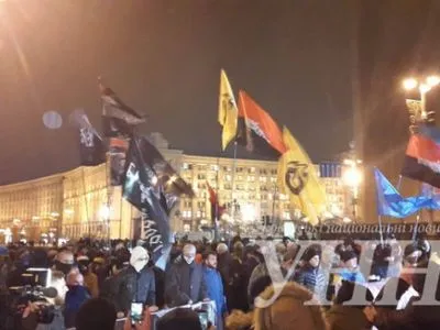 Близько сотні активістів у Києві, скандуючи "Революція", рушили до ВР
