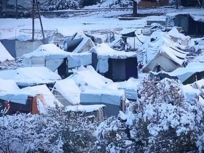 Из-за сильного снегопада в Греции были эвакуированы люди из лагеря беженцев