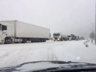Из-за снегопада въезд грузовиков в Киев будет ограничен
