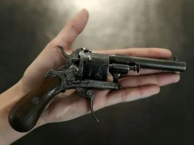 У Парижі за 430 тис. євро продали револьвер з якого П.Верлен вистрелив у А.Рембо