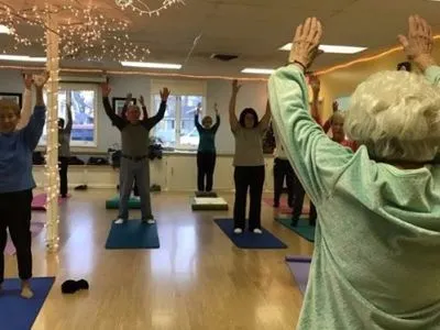 В США 105-летняя женщина преподает йогу