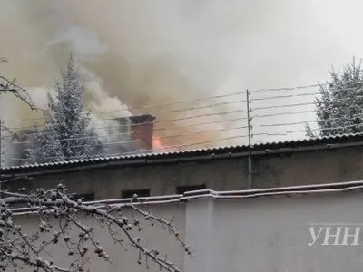 В Ужгороде загорелась крыша СИЗО