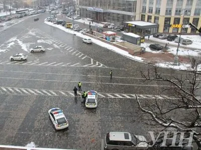 Движение транспорта перекрыли на улице Крещатик