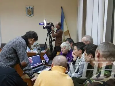 Мітингувальники провели ніч у Шевченківському суді і продовжують блокувати залу засідань