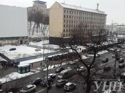 Несколько сотен человек собрались в центре Киева