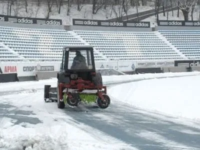 Стадіон "Динамо" очищують від снігу перед матчем юнацької ліги УЄФА