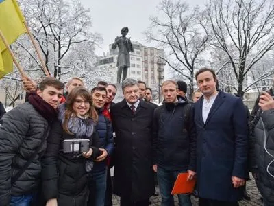 П.Порошенко возложил цветы к памятнику Т.Шевченко в Варшаве