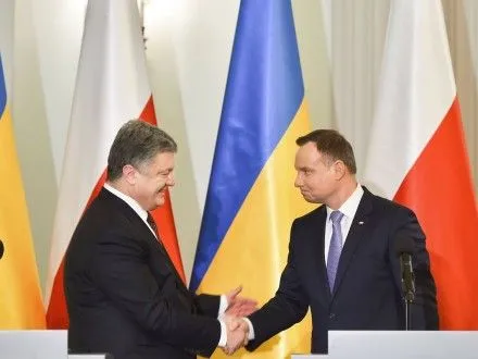 П.Порошенко: восстанавливать украинско-польскую историческую правду должны историки, а не политики
