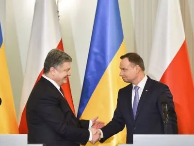 П.Порошенко: восстанавливать украинско-польскую историческую правду должны историки, а не политики