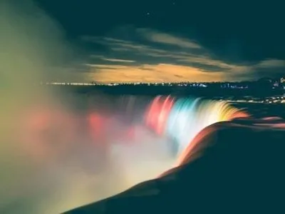 Канада потратила 4 млн долларов на новую иллюминацию Ниагарского водопада