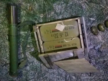 СБУ виявила дві схованки зі зброєю у районі АТО