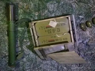 СБУ виявила дві схованки зі зброєю у районі АТО