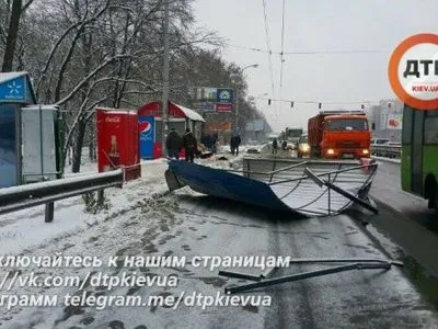 Поліція повідомила про одного постраждалого на зупинці громадського транспорту у Києві