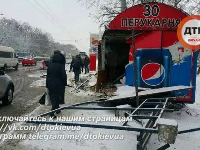 Фура у Києві знесла зупинку громадського транспорту
