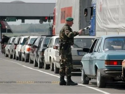 На кордоні з Польщею у чергах застрягли більше тисячі автомобілів