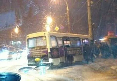 В Киеве маршрутка сбила пешеходов и влетела в столб