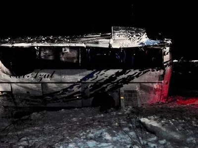 Рятувальники намагаються підняти автобус, який потрапив у ДТП на Дніпропетровщині