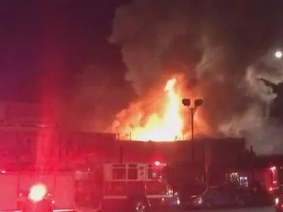 По меньшей мере 9 человек погибли при пожаре в ночном клубе в Калифорнии