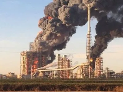 Крупный пожар произошел на нефтеперерабатывающем заводе в Италии