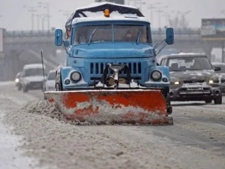 В Киеве для уборки снега задействовали более 500 единиц техники