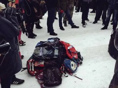 Активисты "Автомайдана" забросали двор резиденции А.Авакова рюкзаками