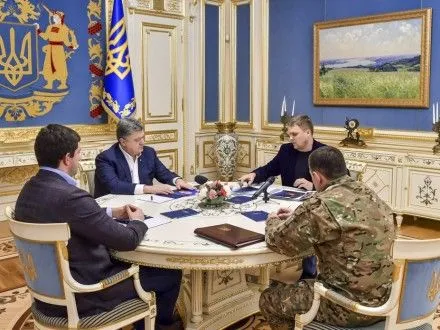 П.Порошенко провел совещание с силовиками по расследованию гибели пяти полицейских в Княжичах