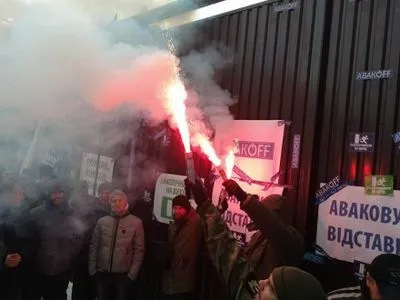 Активисты "Автомайдана" зажгли файеры под резиденцией министра и анонсировали новые акции "АвакOFF"