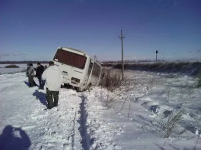 Автобус с пассажирами застрял в снегу в Хмельницкой области