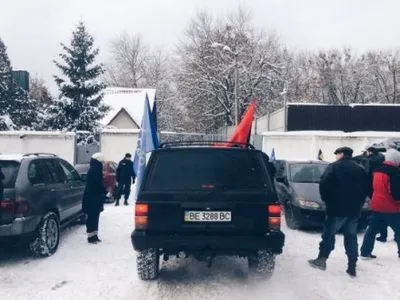 Около 50 машин автомайдановцев приехали в резиденцию А.Авакова