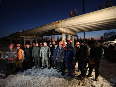 Президент проинспектировал ход восстановительных работ мостового перехода в Донецкой области