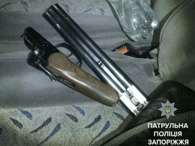 Патрульные в Запорожье остановили авто с оружием и деньгами