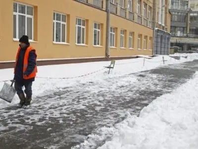 В Киеве от снега очистили более 7 тыс. кв.м придомовых территорий