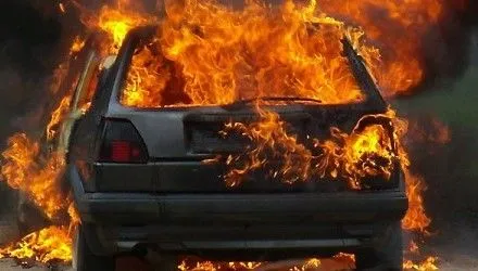 Внаслідок пожежі в автомобілі загинув чоловік на Дніпропетровщині