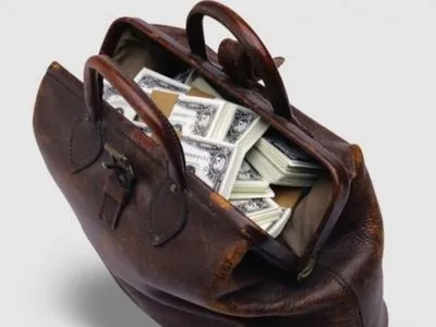 Патрульні Рівного допомогли пасажиру знайти сумку зі значною сумою грошей