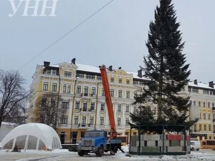 На Софийской площади продолжаются работы по установке главной елки страны