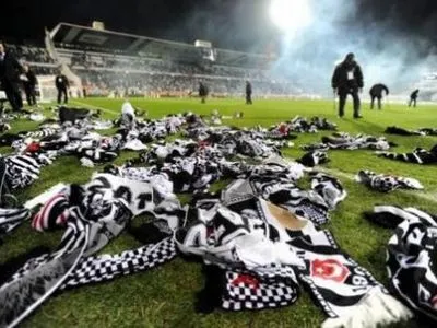 Турецкие болельщики устроили беспорядки на стадионе во время матча "Динамо" - "Бешикташ"